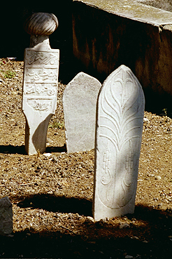 Islamische Grabstätte mit Stelen aus Naturstein für Mann und Frau