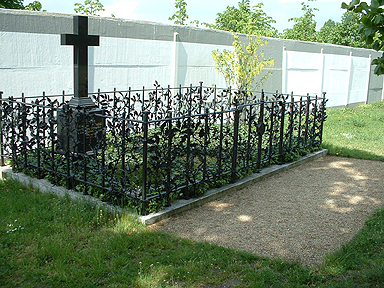 Familiengrab mit gußeisernem Zaun, Invalidenfriedhof, Berlin-Mitte