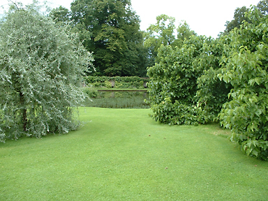 Vorspringende Bepflanzung bringt Tiefe und Spannung in den Privatgarten, Niedersachsen