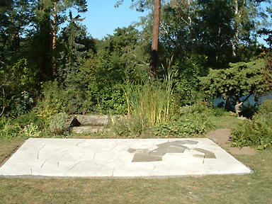 Eine in Deutschland durch Form, Größe und Material einzigartige Terrasse aus polygonal verarbeiteten Natursteinplatten (Oberdorlaer Muschelkalk) wurde in ein historisches Ensemble integriert, Privatgarten, Berlin